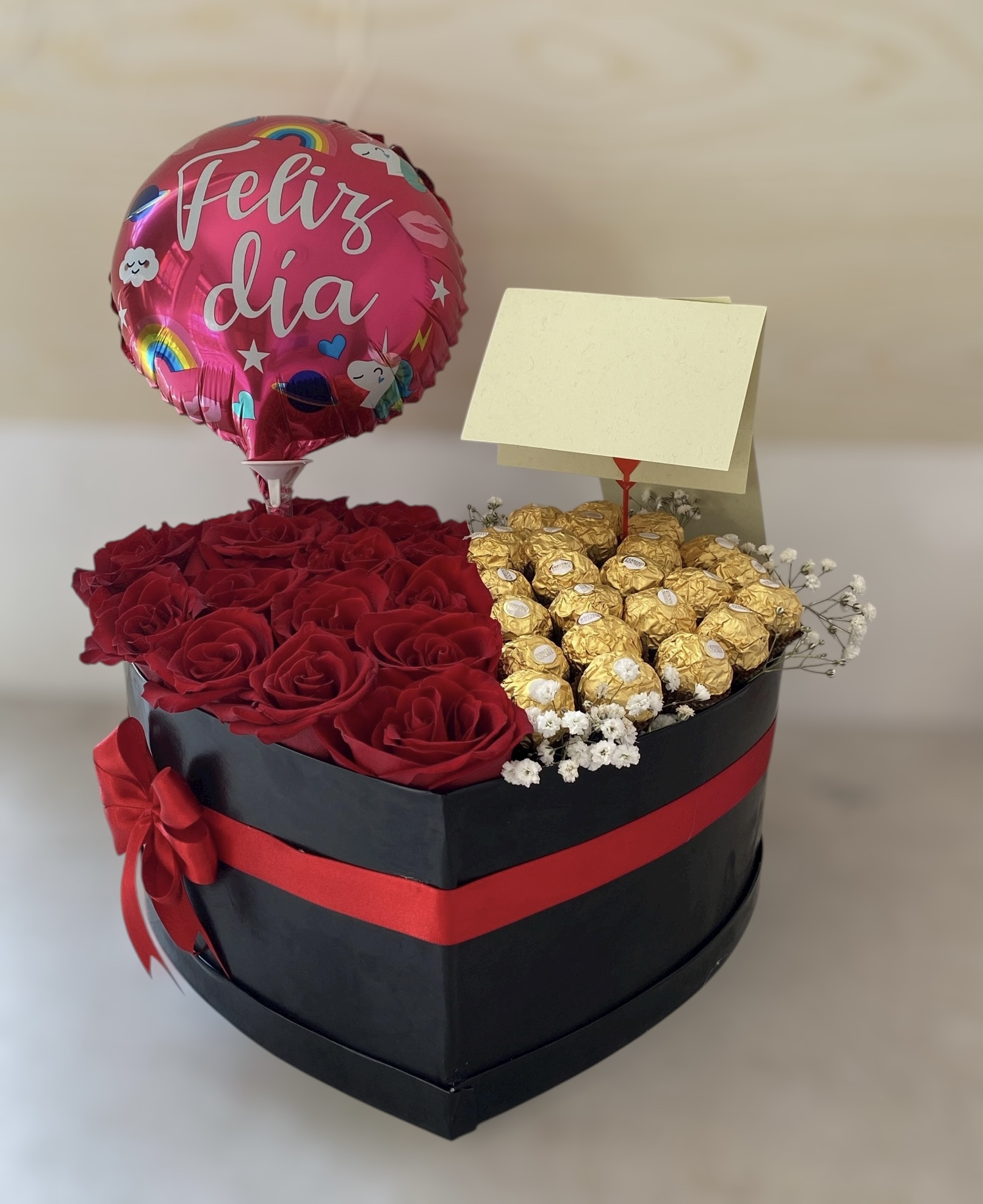 Arreglo Caja de rosas corazón ferreros #008