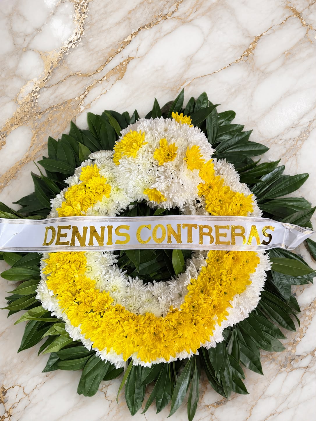 corona funebre blanco y amarillo con domicilio en cartagena